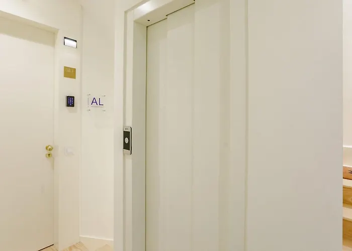 Door 65 - Historical Center 아파트