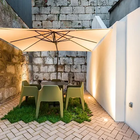 Door 65 - Historical Center Porto